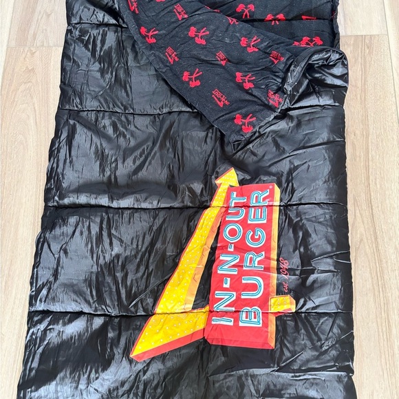 IN-N-OUT Insulated Sleeping Bag Promo Employee Issue Fleece collectable - Picture 3 of 10